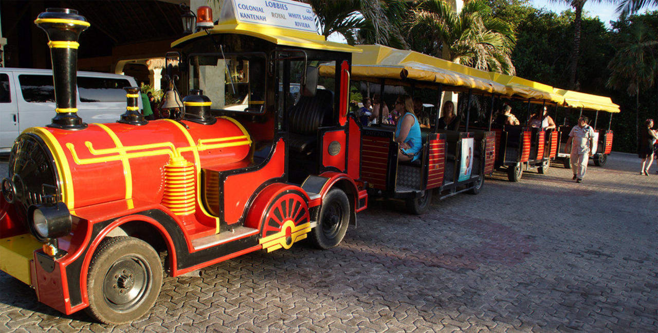 Bimmelbahn zu 4 Lobbies Grand Palladium Select White Sand Resort & Spa