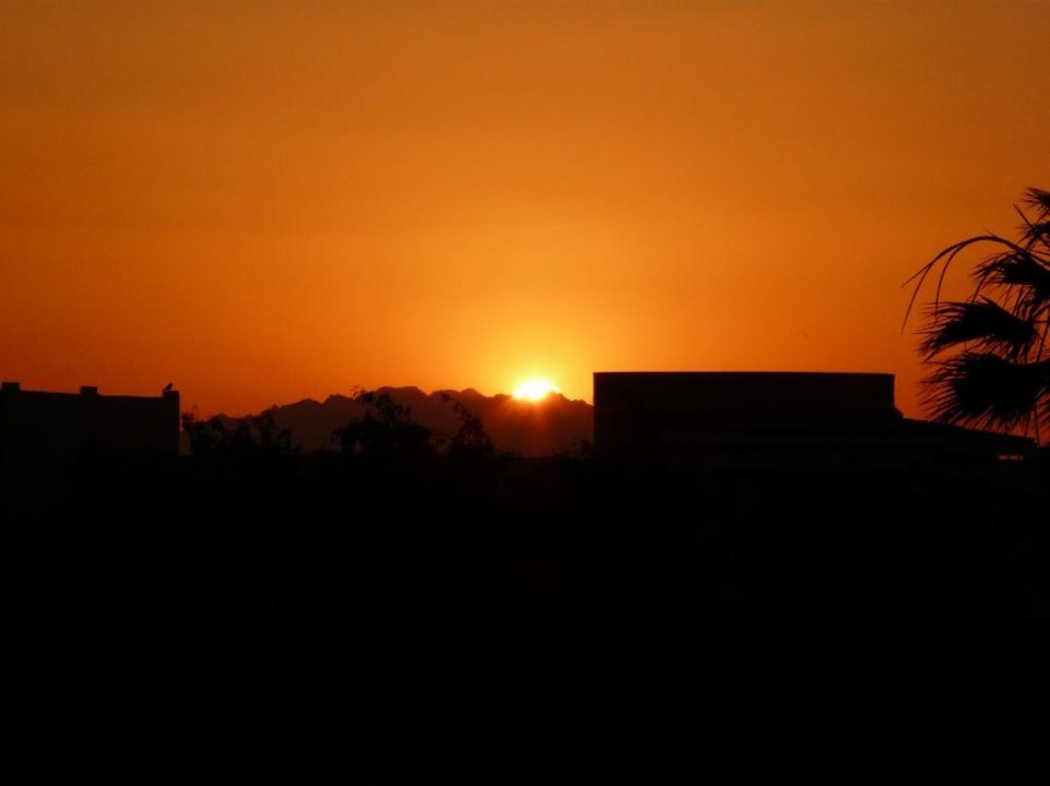 Sonnenuntergang hinter dem Hotelgebäuden LABRANDA Club Makadi