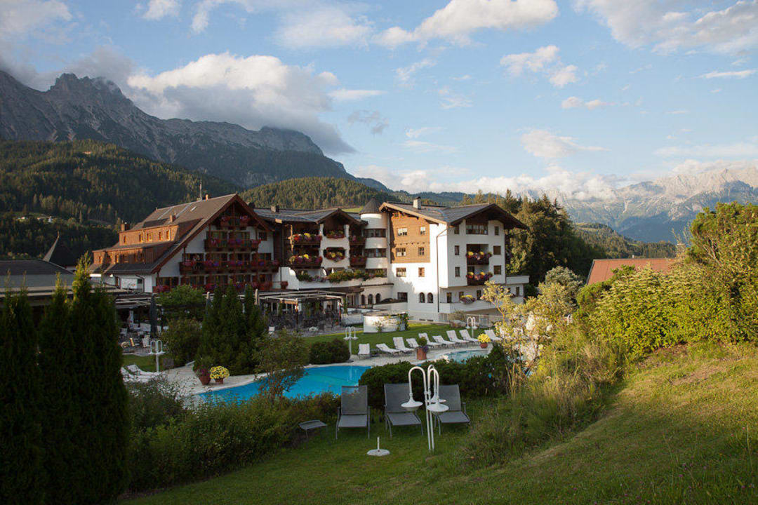 Gartenseitige Ansicht mit Leoganger Steinbergen Hotel Krallerhof