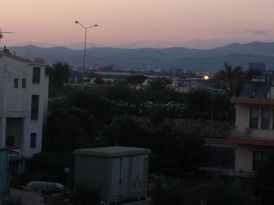 Zimmeraussicht auf Hauptstrasse Opia Hotel