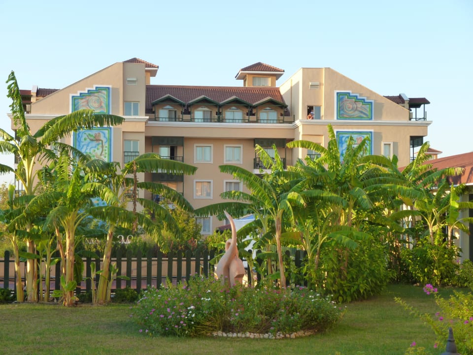 Gartenanlage mit Hotel Crystal Paraiso Aqua Collection