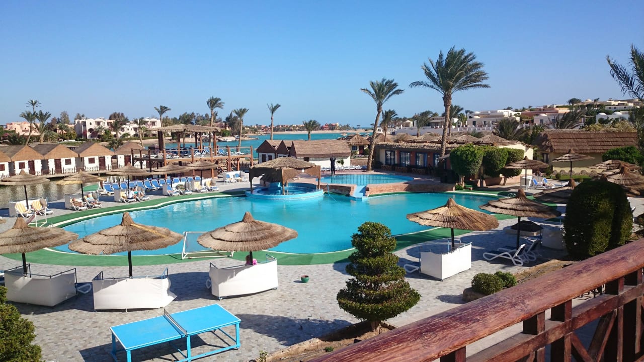 Blick von der Lobbyterrasse zum Pool Panorama Bungalows Resort El Gouna
