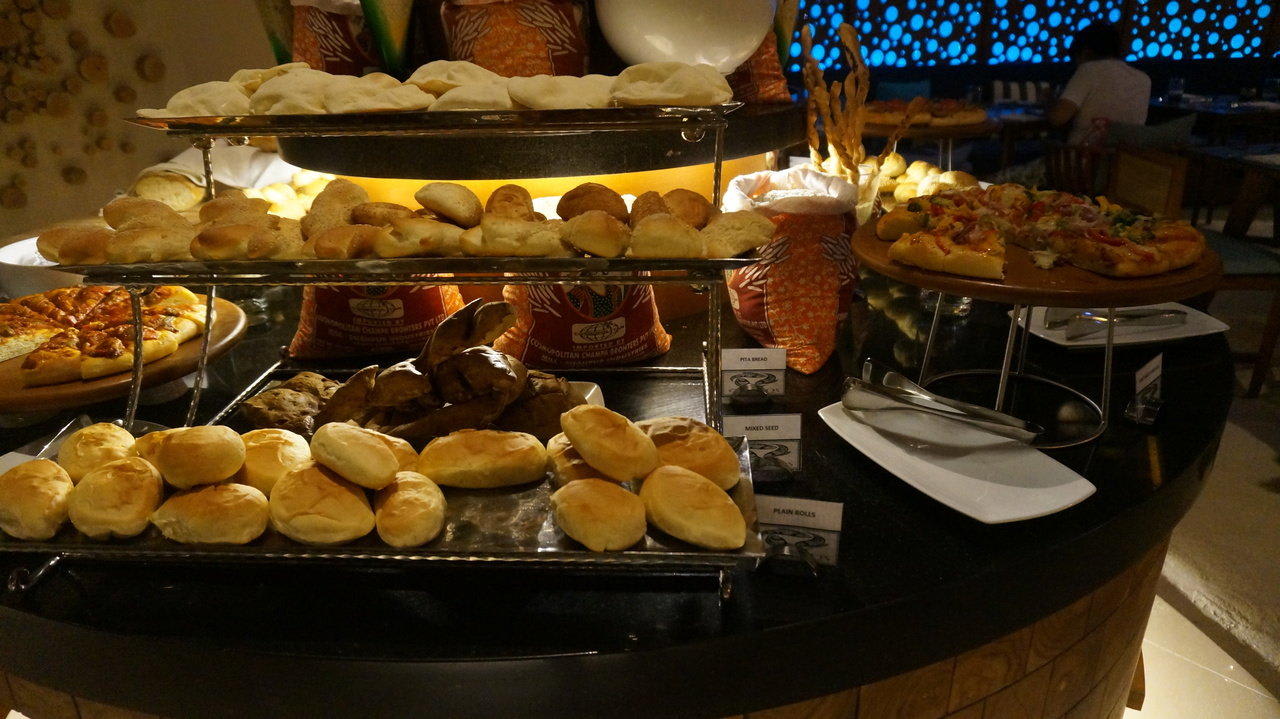 Das Buffet Centara Ras Fushi Resort & Spa Maldives