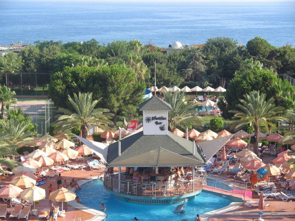 Bar am Pool Insula Resort & Spa