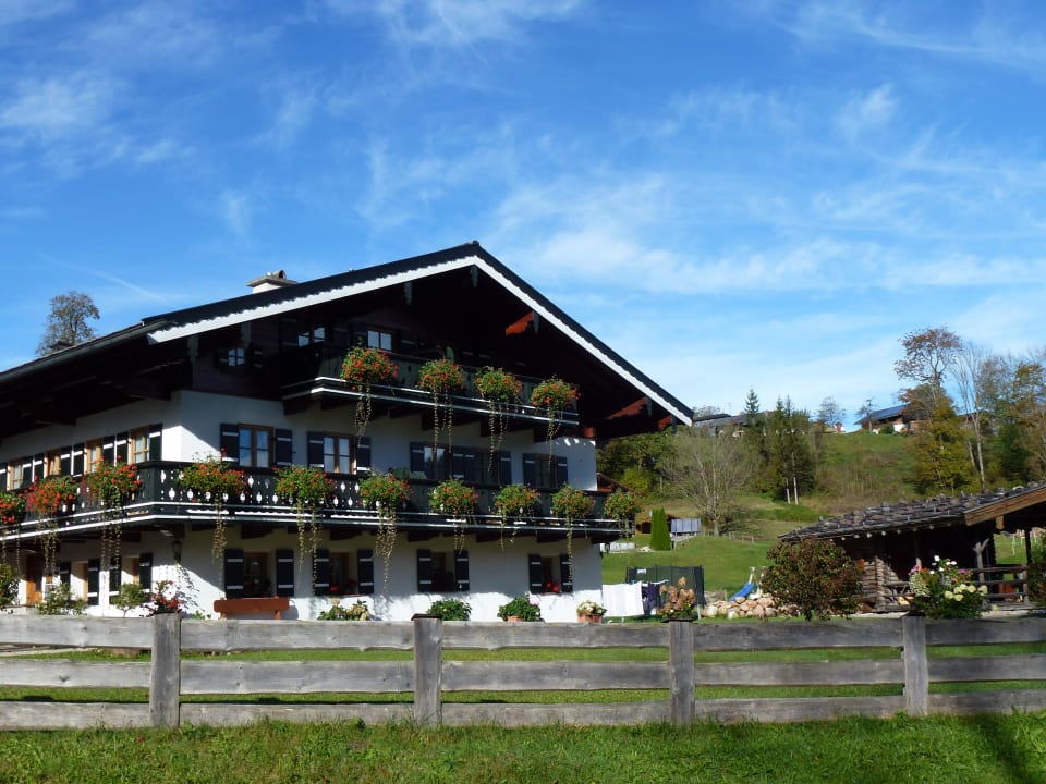 Von der Straßenseite fotografiert. Gästehaus und FeWo Egglerlehen