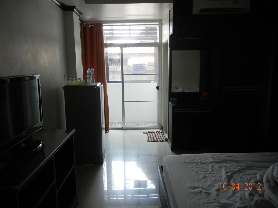 Blick auf das Fenster & Kühlschrank  Sabyeplace Mansion