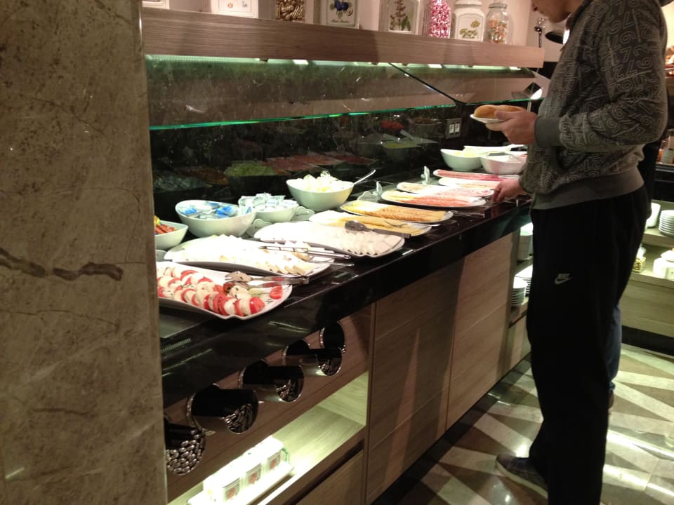 Büffet Anfang  TITANIC Comfort Berlin Mitte