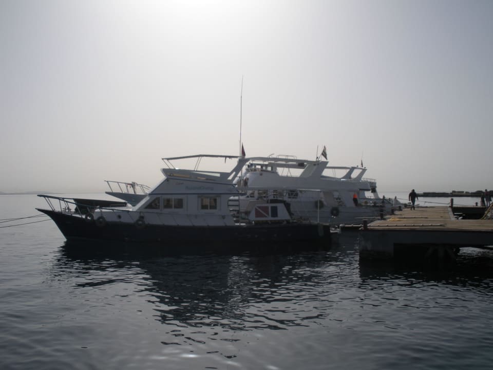 Ausflugsschiff am Hotelsteg SUNRISE Holidays Resort (Adults Only)