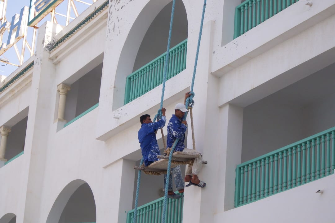Maurer nach getaner Arbeit beim Abseilen Hotel El Mouradi Skanes Beach