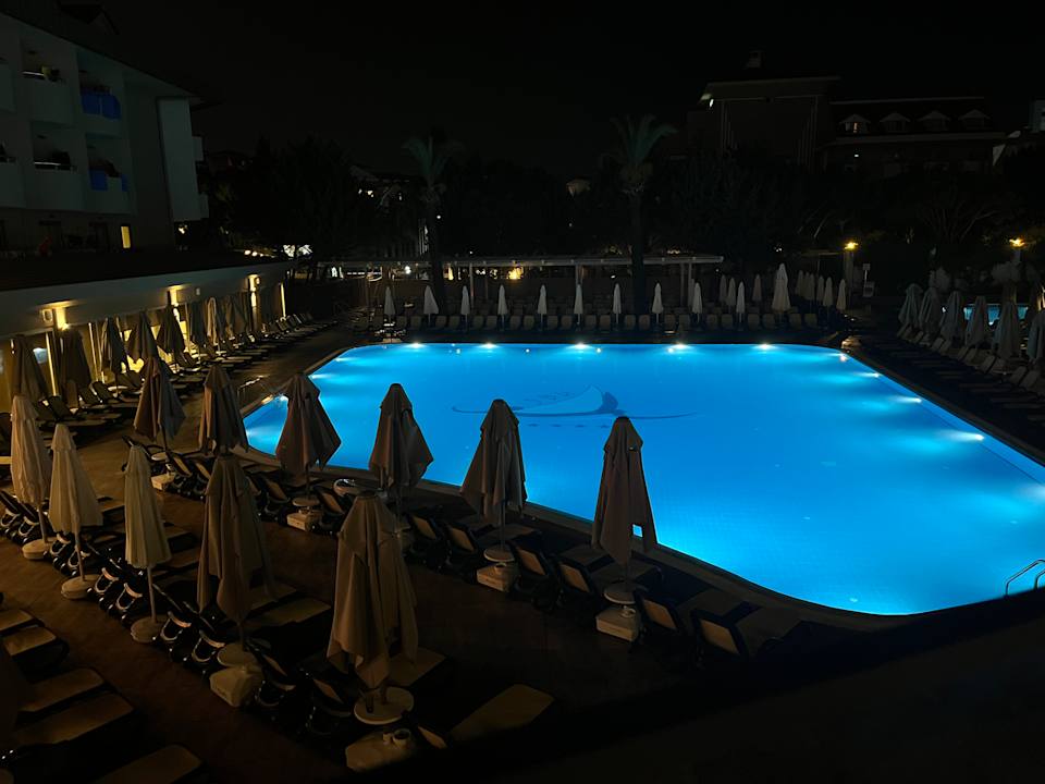 Pool Side Breeze Hotel