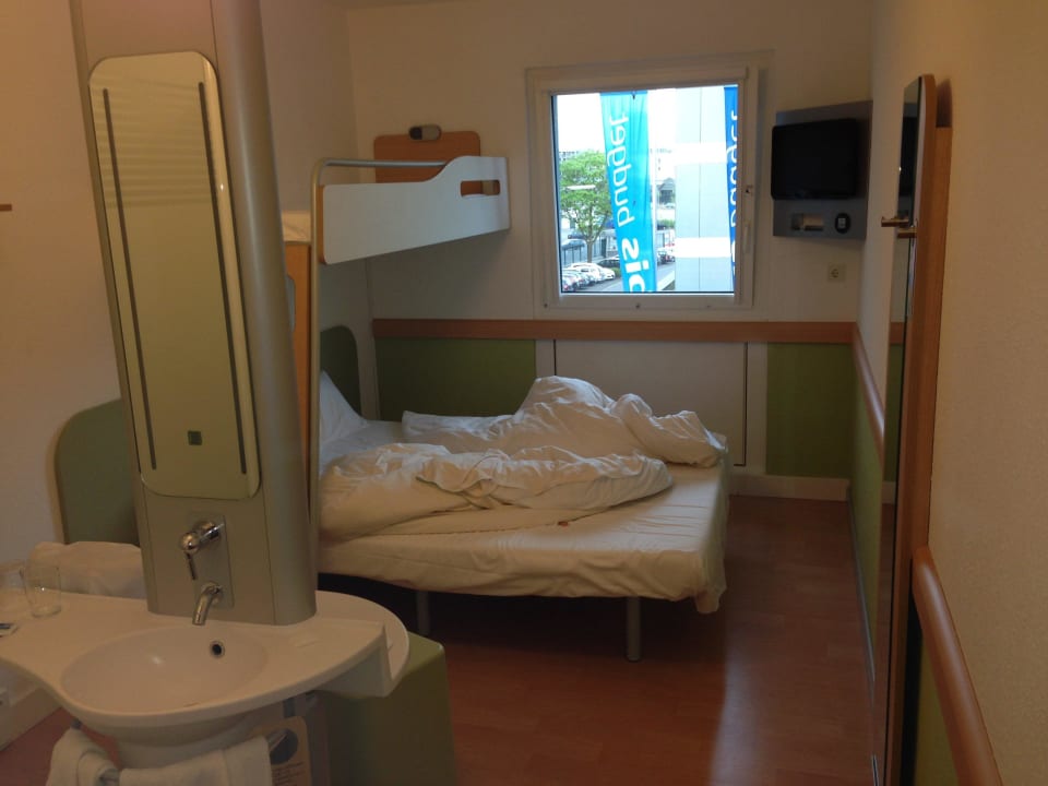 Waschbecken mitten im Raum ibis budget Köln Messe