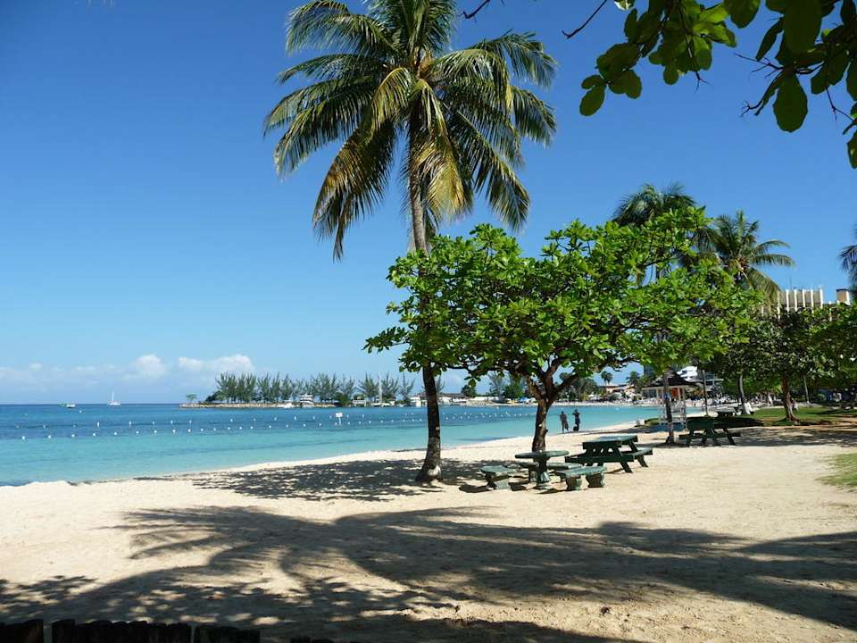 Hotel-Strand Hotel Rooms on the Beach by Superclubs