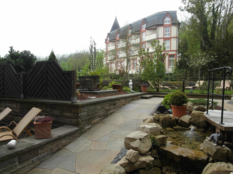 Auf Garten und Nebengebäude  Hotel Schloss Rheinfels