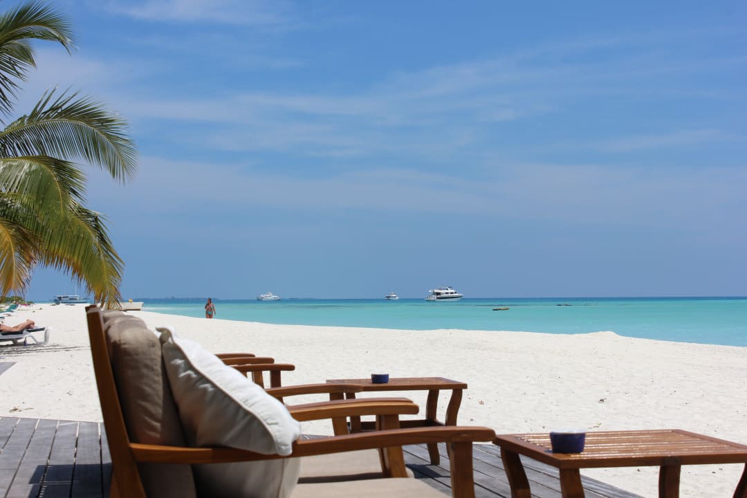 Eine der vielen Bars am Strand Meeru Maldives Resort Island