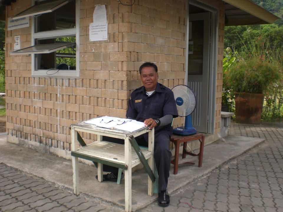 Wachmann vor dem Hotel Baan Khaolak Beach Resort