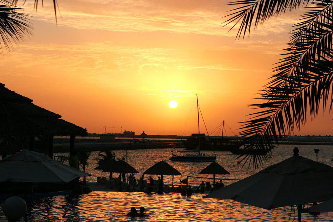 Sonnenuntergang Le Meridien Mina Seyahi Beach Resort & Waterpark