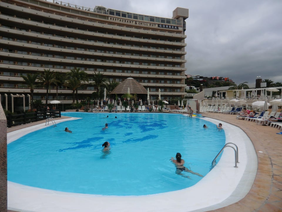 Pool mit Poolbar im Hintergrund Gloria Palace San Agustin Thalasso & Hotel