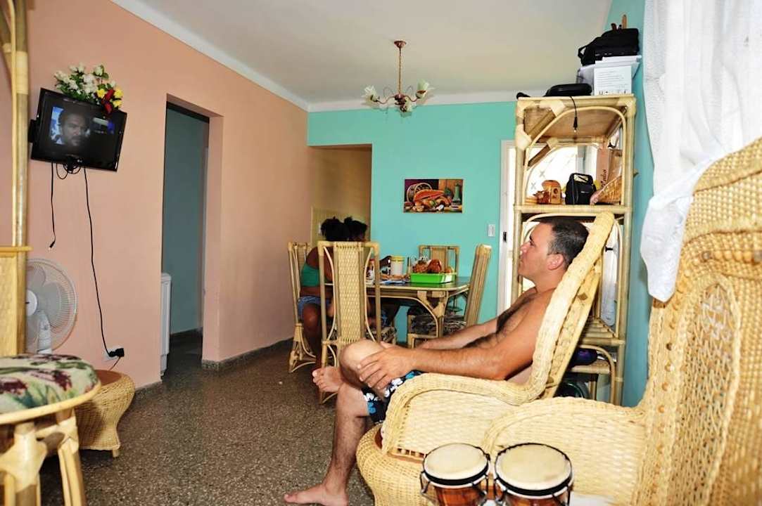 Wohnzimmer mit Essecke und Bar (1. OG) Ferienhaus Villa MariEnzo