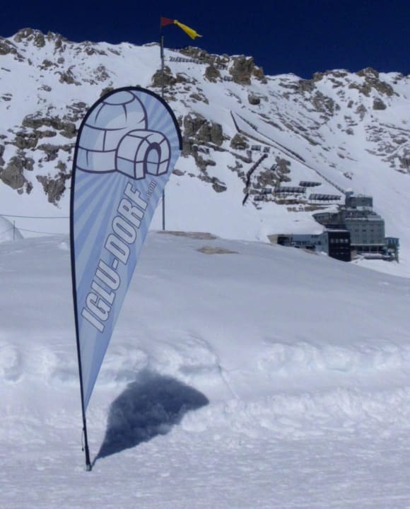 Vor dem Iglu Iglu-Dorf Zugspitze