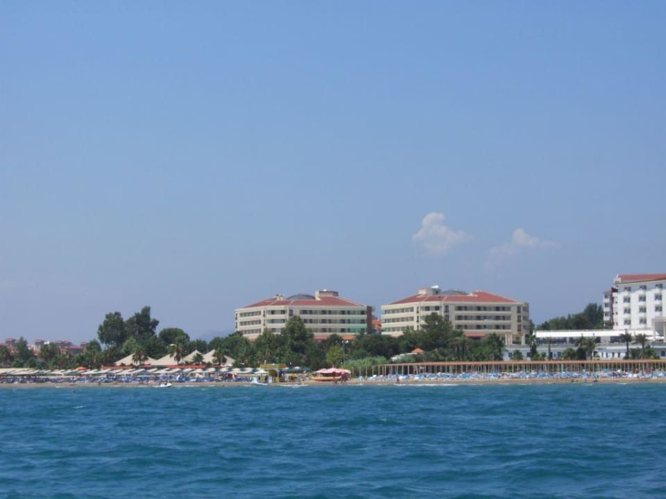 Hotel und Strand vom Meer aus Hotel Miramare Beach