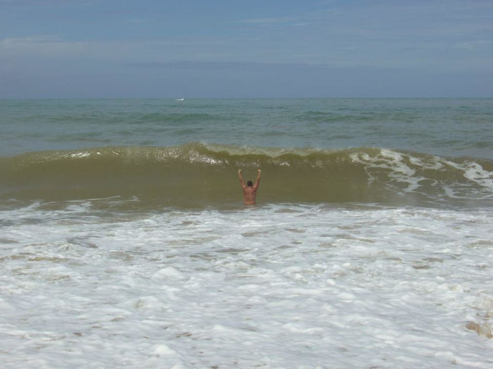 Hohe Wellen und unruhiges Meer Moracea by Khao Lak Resort