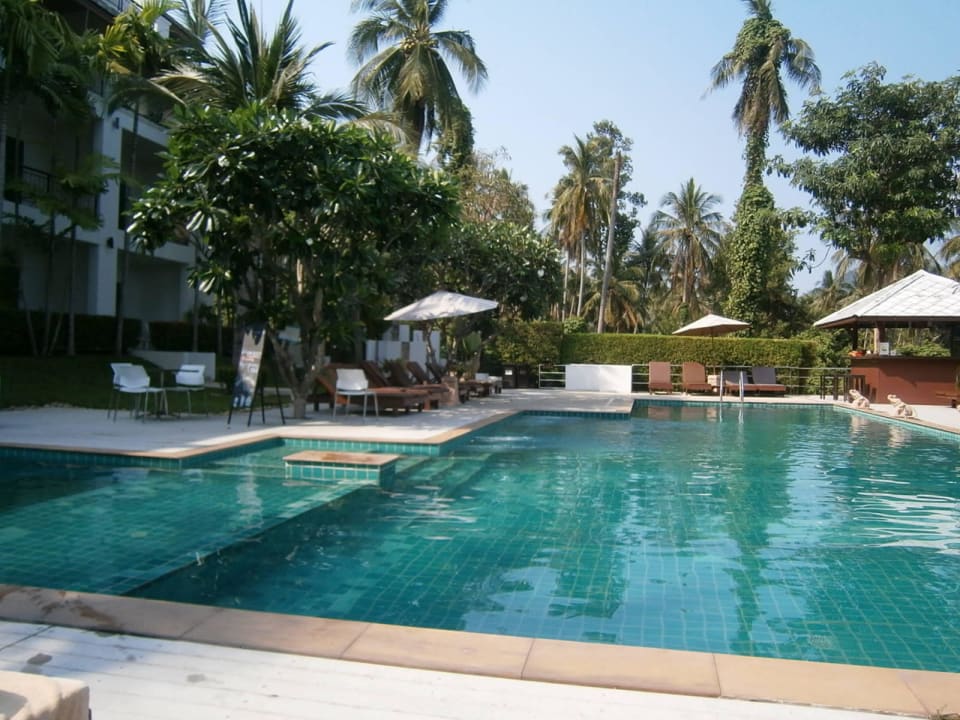 Großer Pool mitten in der Hotelanlage Lamai Buri Resort