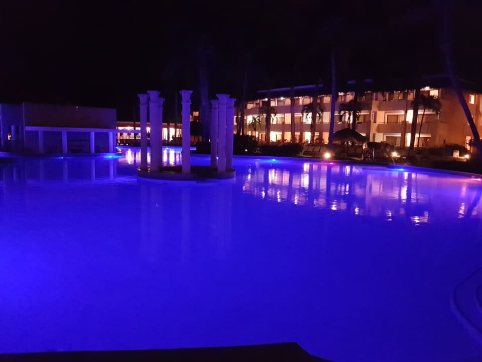 Hotelpool bei Nacht Iberostar Waves Costa Dorada