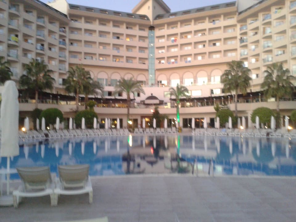 Pool mit Blick auf das Hotel Saphir Resort & Spa