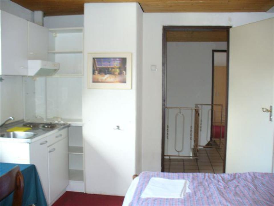 Durchgangszimmer Kitchenette und Blick zum Flur Apartments Stegelshof