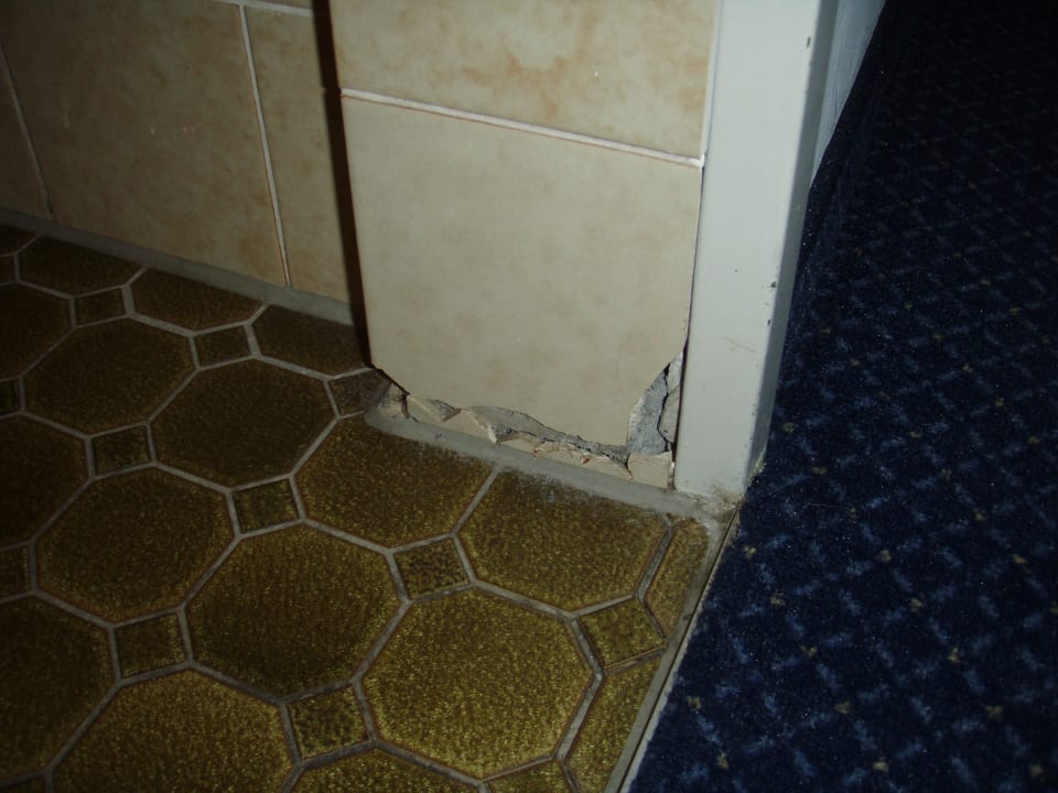 Beschädigter Sockel im Bade Hotel Gasthof Traube