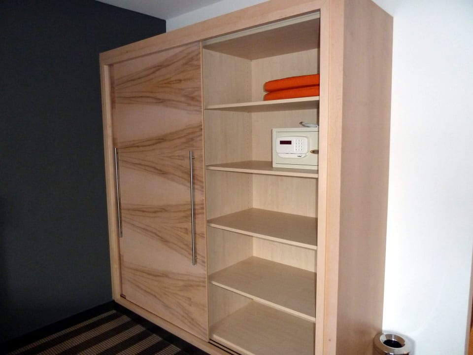 Schrank mit Safe Hotel Gut Brandlhof