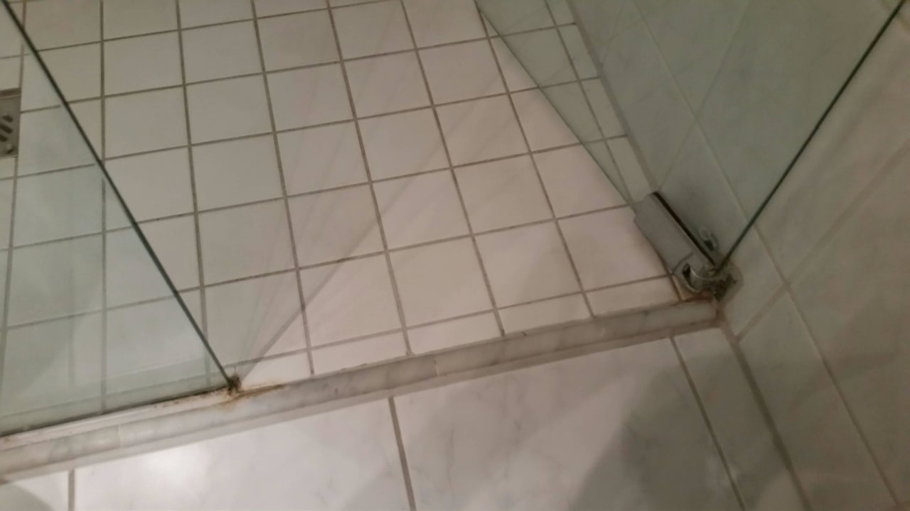 Vergammelte Fugen - 4-Sterne-Hotel - Zimmer 107 SEETELHOTEL Ostseehotel Ahlbeck