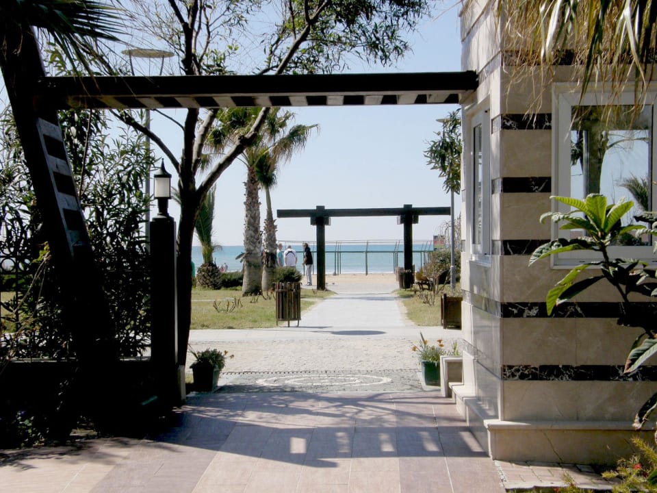 Ausgang des Hotelbereichs zum Strand im Hintergru Sunis Evren Beach Resort Hotel & Spa