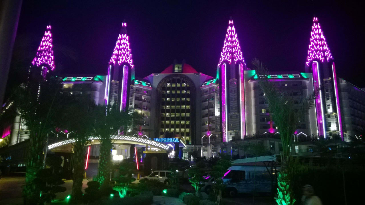 Hotel Front bei Nacht Hotel Delphin Imperial
