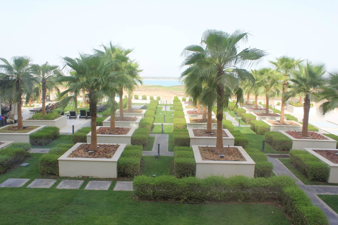 Aussicht von der Terrasse beim Frühstücken Crowne Plaza Hotel Yas Island
