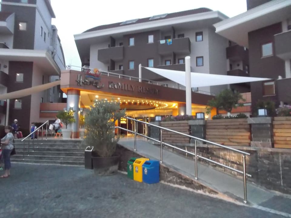 Eingang Hotel Straßenseite Hane Family Resort