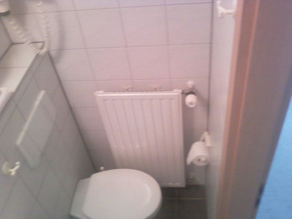 Die Toilette im Badezimmer Bestprice Hotel Aachen City