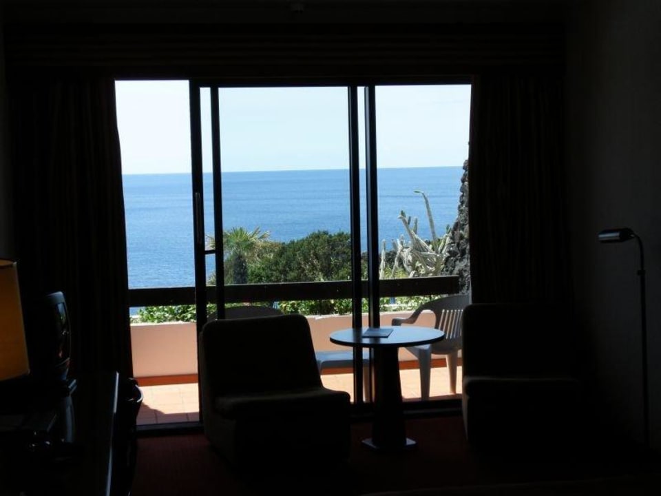 Blick aus dem Zimmer auf das Meer Caloura Hotel Resort