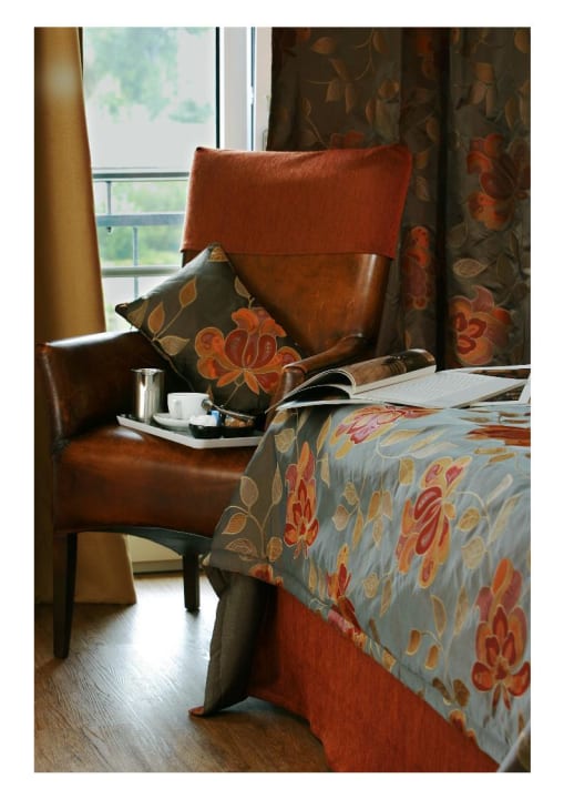 Prestige Zimmer Detail Büffellederstuhl Hotel Ampervilla