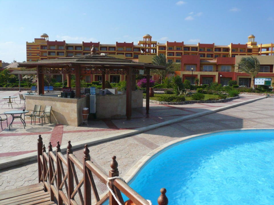 Schöne Poolbar Malikia Resort Abu Dabbab