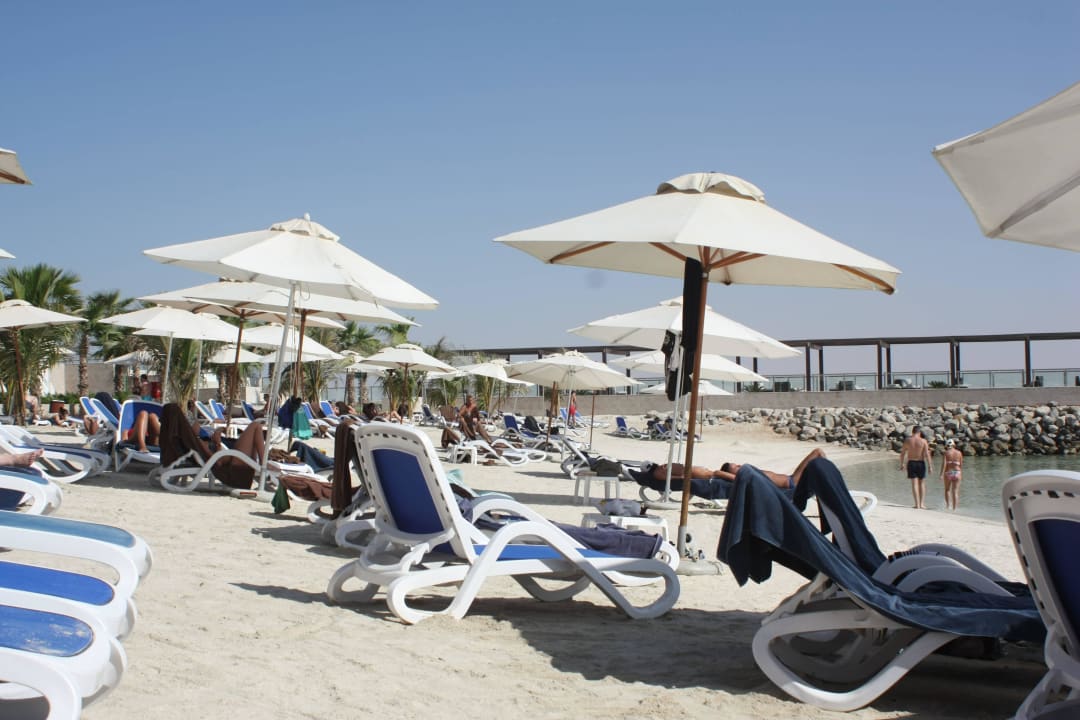 Liegen am Strand DoubleTree by Hilton Resort & Spa Marjan Island