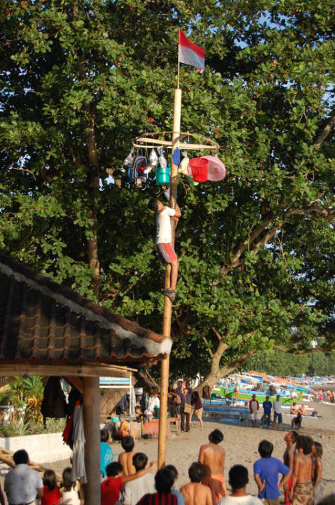 Feierlichkeiten der Einheimischen am Strand Hotel Sheraton Senggigi Lombok Beach Resort