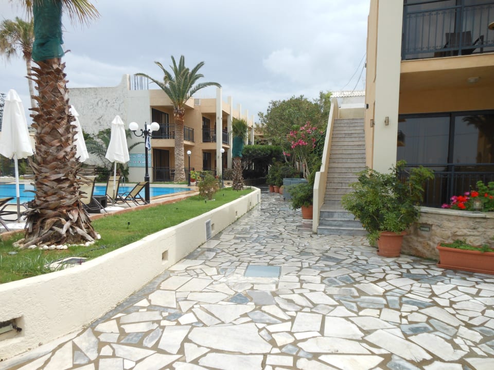 Blick zum Pool & Garten Hotel Atlantis Beach