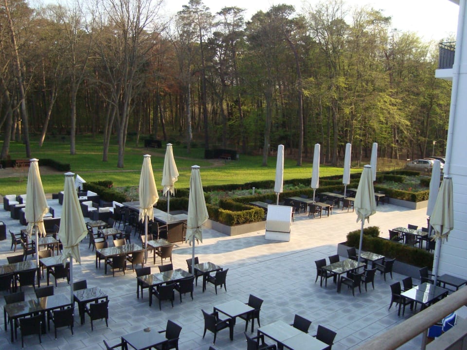 Terrasse auf der Rückseite des Hotels Upstalsboom Kühlungsborn