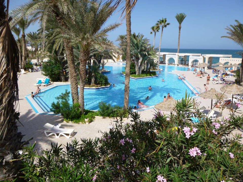 Blick auf den Insel-Pool vom "Solarium" Zita Beach Resort
