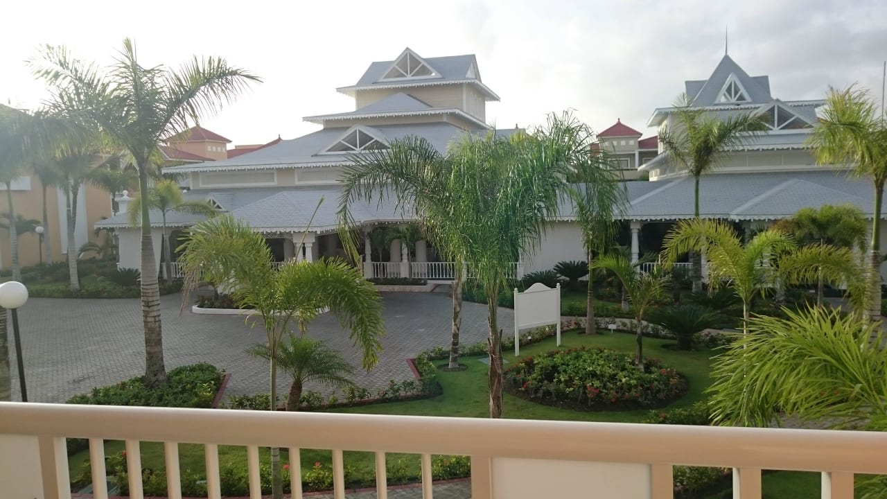 Der Blick vom Balkon auf die Lobby Bahia Principe Grand Aquamarine