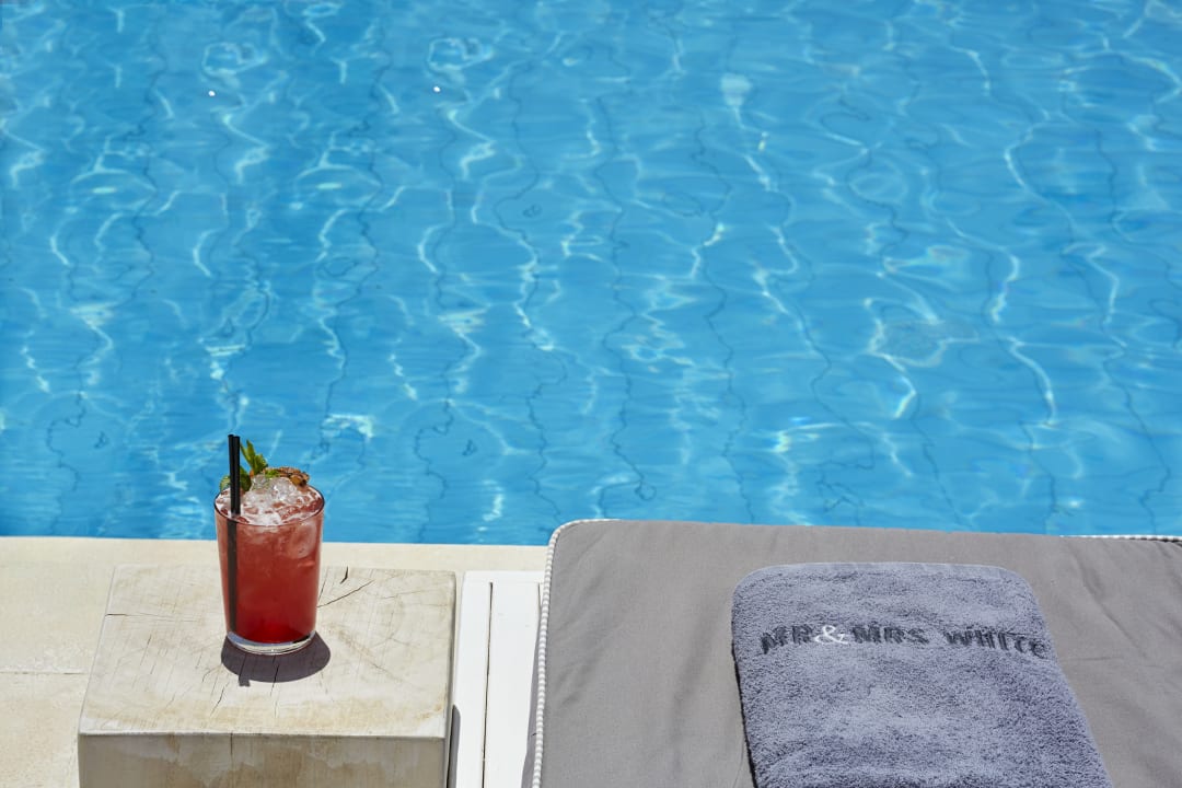 Pool Mr. and Mrs. White Paros