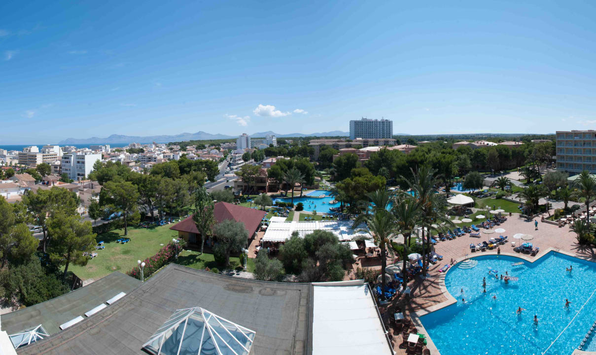 Ausblick über die Gartenanlage und Pool bei Tage Grupotel Gran Vista & Spa