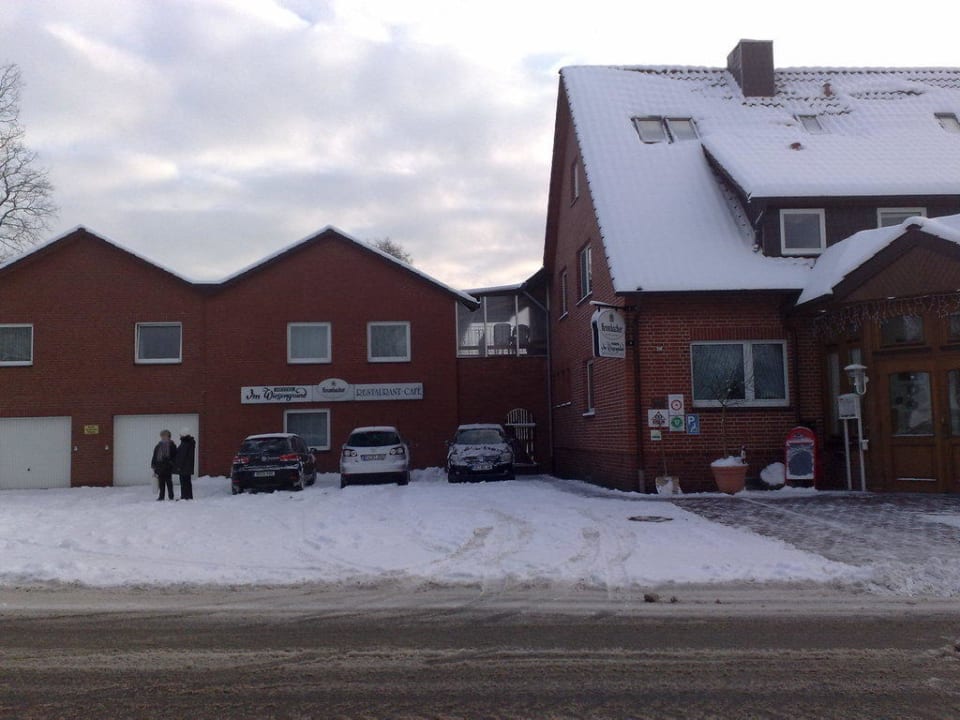 Blick auf Parkplatz und Haupteingang Hotel Kiek In im Wiesengrund