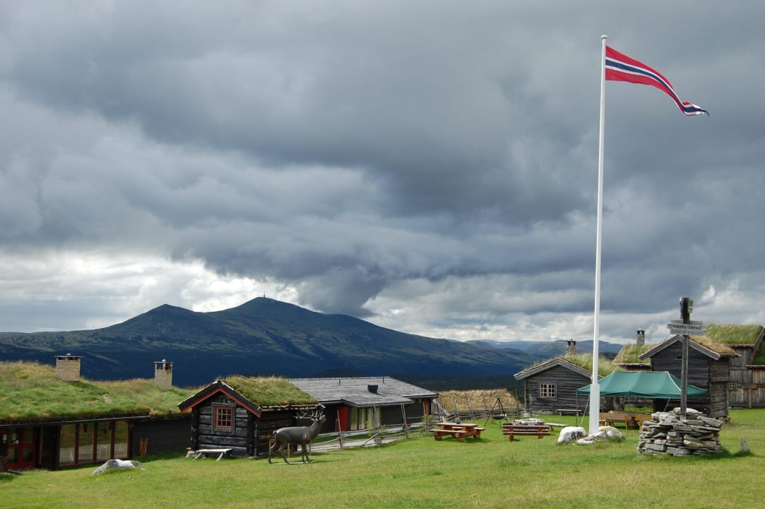 Part of the main building and some of the cabins Hotel Brekkeseter